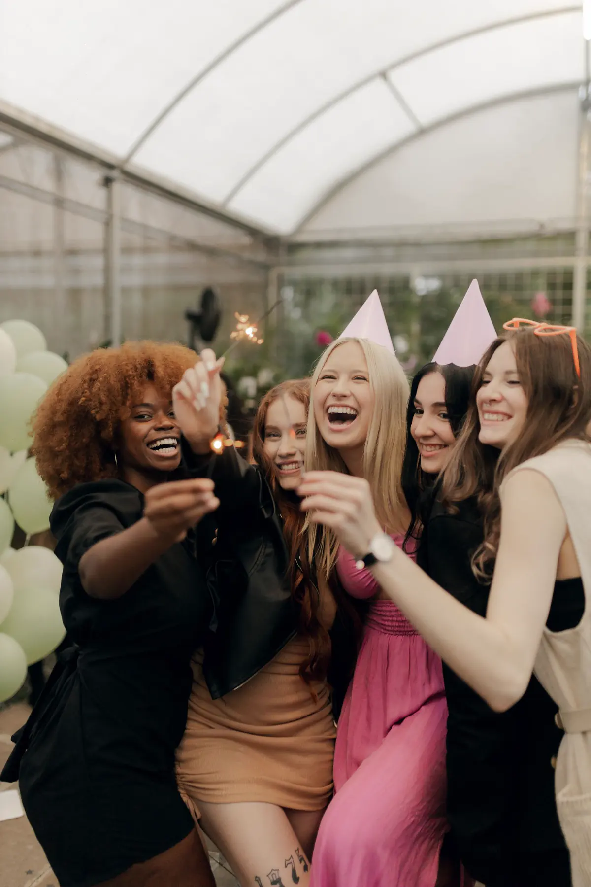 Grupo de amigas celebrando con bengalas (imagen referencial)